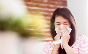 Cómo evitar problemas de alergias y asma con una adecuada limpieza en su hogar
