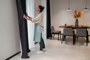 Beneficios de contratar un servicio profesional de limpieza de cortinas y persianas